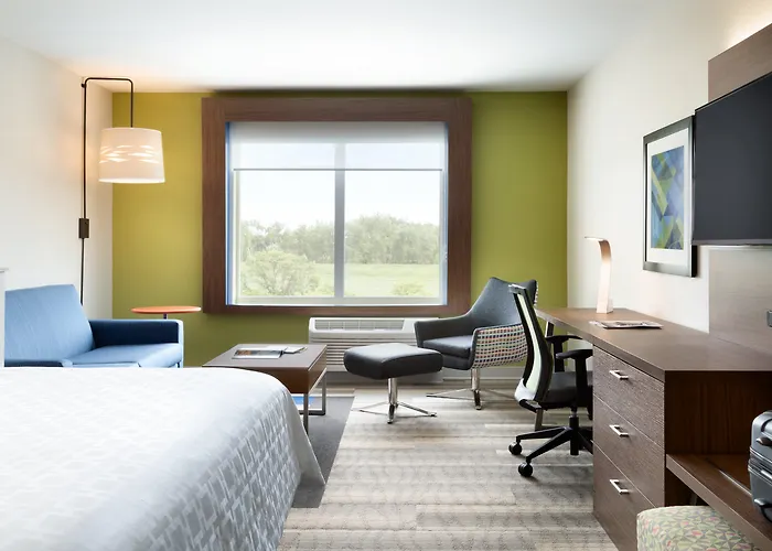 Holiday Inn Express & Suites Grand Rapids Airport North By Ihg